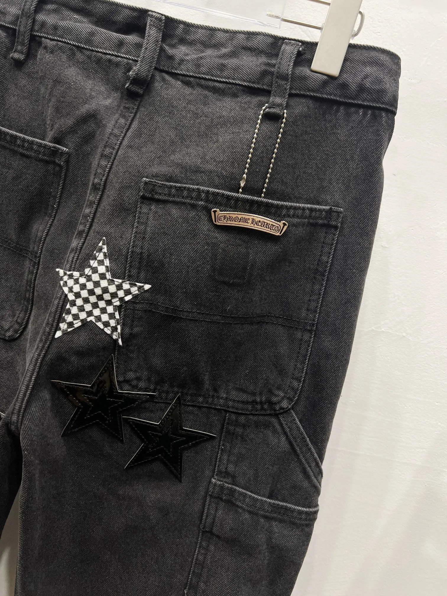P260 Style No.: (W010) Chrome Hearts & Chrome Hearts 25FW CH workwear logging black five-pointed star splicing leather limited edition cow king jeans Chrome Hearts is the most popular color pants. It is made of beaded canvas fabric. Heavy washing makes the upper body of the fabric more textured and the pants are tall and straight! The three-dimensional cutting of the whole trousers is a masterpiece! The hardware is customized by zp. The beaded canvas fabric is thick and soft after being washed. It has good breathability. Customized small leather label. Unique design. The details are simple and elegant, and the workmanship is exquisite. The whole trousers are neatly routed and the details are in place! It��s so cool that both men and women can easily control the genderless trend!  Size: 30-32-34-36 Color: black